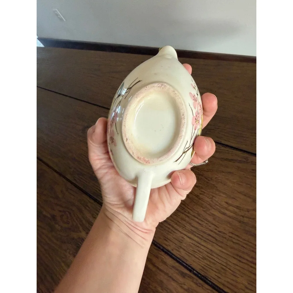 Unbranded vintage pincushion